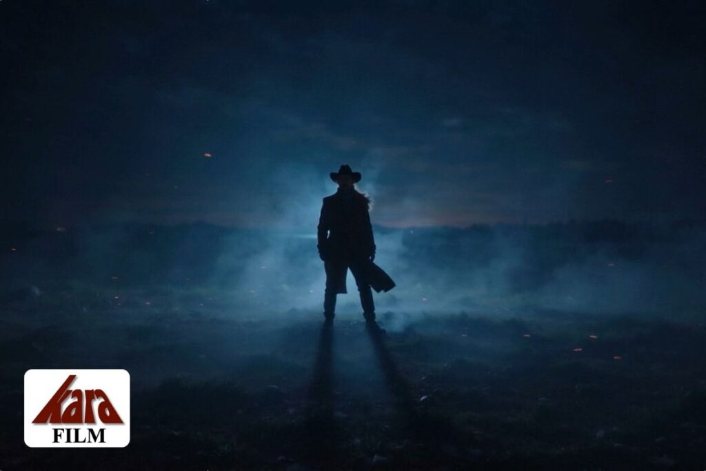 Silhouette einer geheimnisvollen Figur im nächtlichen Nebel